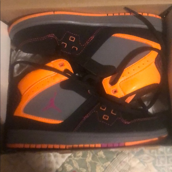 Brand new Girls Jordan 1 flight (ps) sneakers - Picture 1 of 8